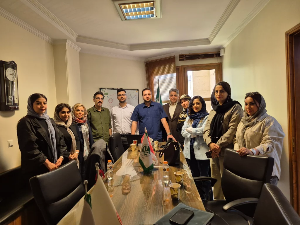 ثبت لحظه پایانی کارگاه فرمولاسیون کازمتیک با حضور مدرس و شرکت‌کنندگان در فضای رسمی.