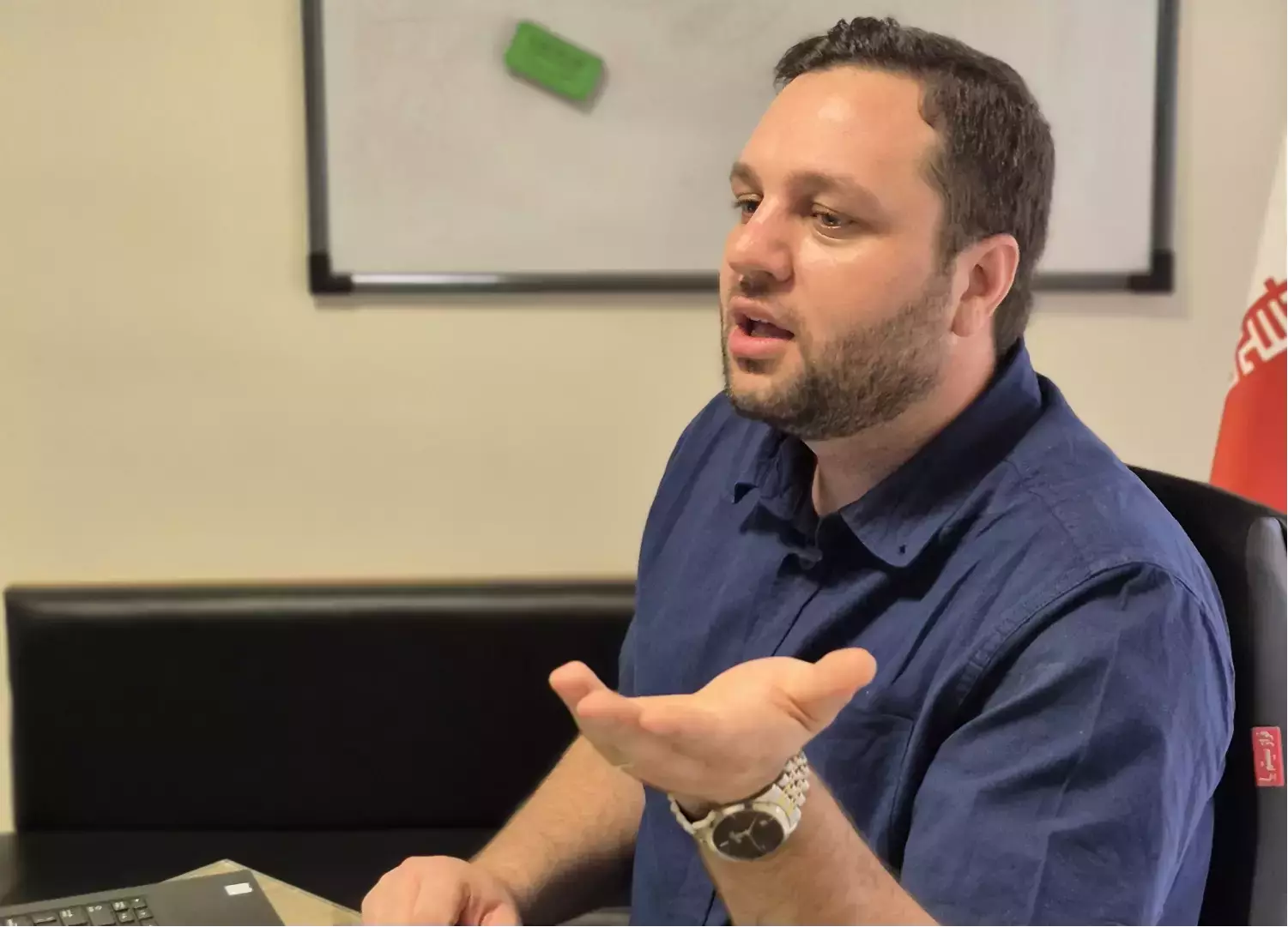 مهندس پویا جعفری در حال ارائه مفاهیم تخصصی فرمولاسیون محصولات آرایشی و بهداشتی در کارگاه آموزشی.