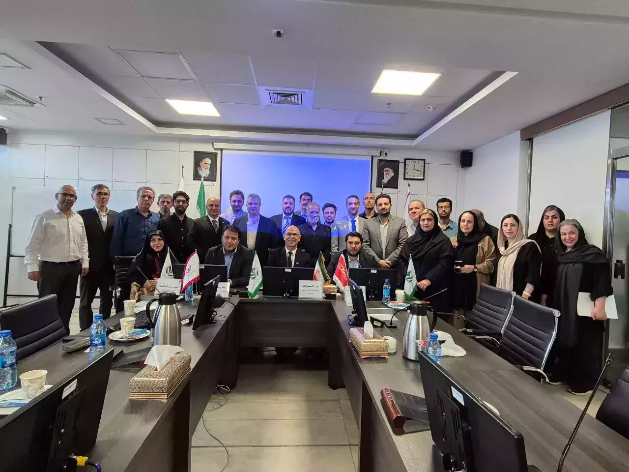 جمعی از شرکت کنندگان از جمله دکتر کامکار در نشست خبری تولید بدون کارخانه