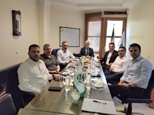 موسی احمدزاده در حال سخنرانی در جلسه هیئت‌مدیره انجمن با محوریت تولید بدون کارخانه