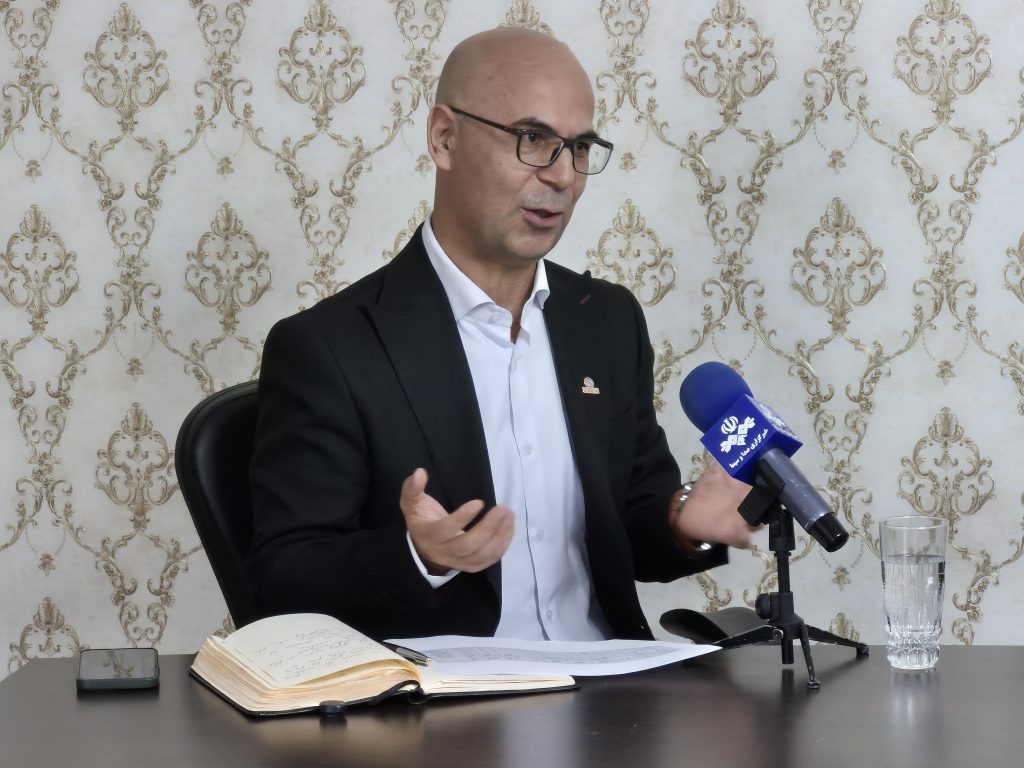 تصویر دکتر موسی احمدزاده در حال گفت‌وگو با خبرنگار صدا و سیما درباره موانع تولید و نقش دولت در صنعت کازمتیکس ایران