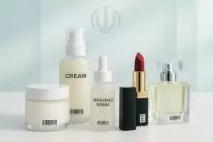 نمایش محصولات آرایشی بهداشتی با برچسب UID و IRC در قالب کاور مجله‌ای، مرتبط با دستور جدید سازمان غذا و دارو برای الزامات بسته‌بندی از آذر ۱۴۰۳