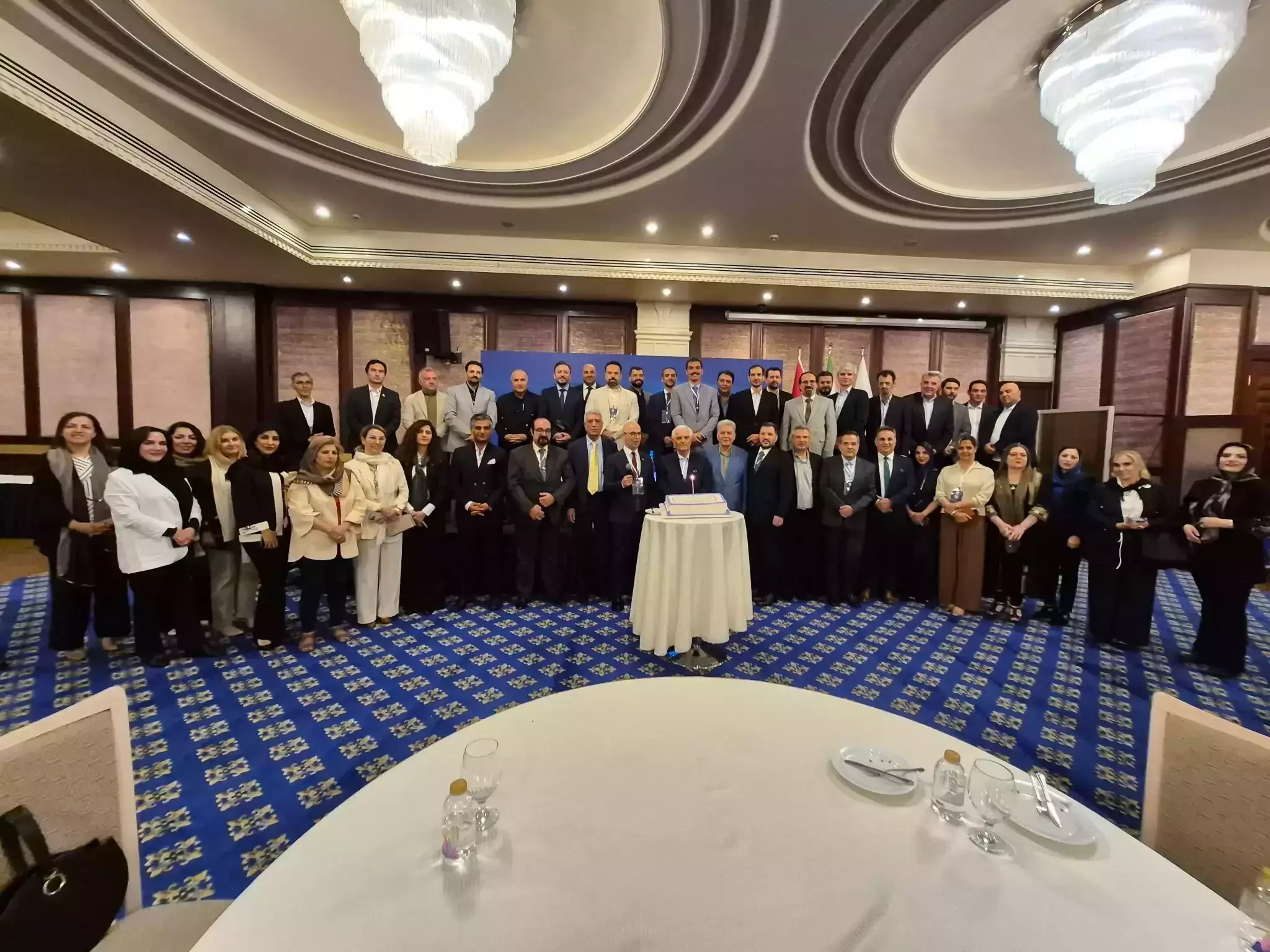 تصویر جمعی از متخصصان و صاحبان برند حاضر در رویداد B2B آرایشی بهداشتی ایران