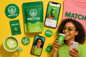 تکنیک‌های برندینگ چای ماچا؛ تصویر مجله‌ای از تکنیک‌های موفق برندینگ شامل بسته‌بندی خلاقانه، تبلیغات دیجیتال، و تعامل اینفلوئنسرها با برند در فضای مدرن و رنگارنگ