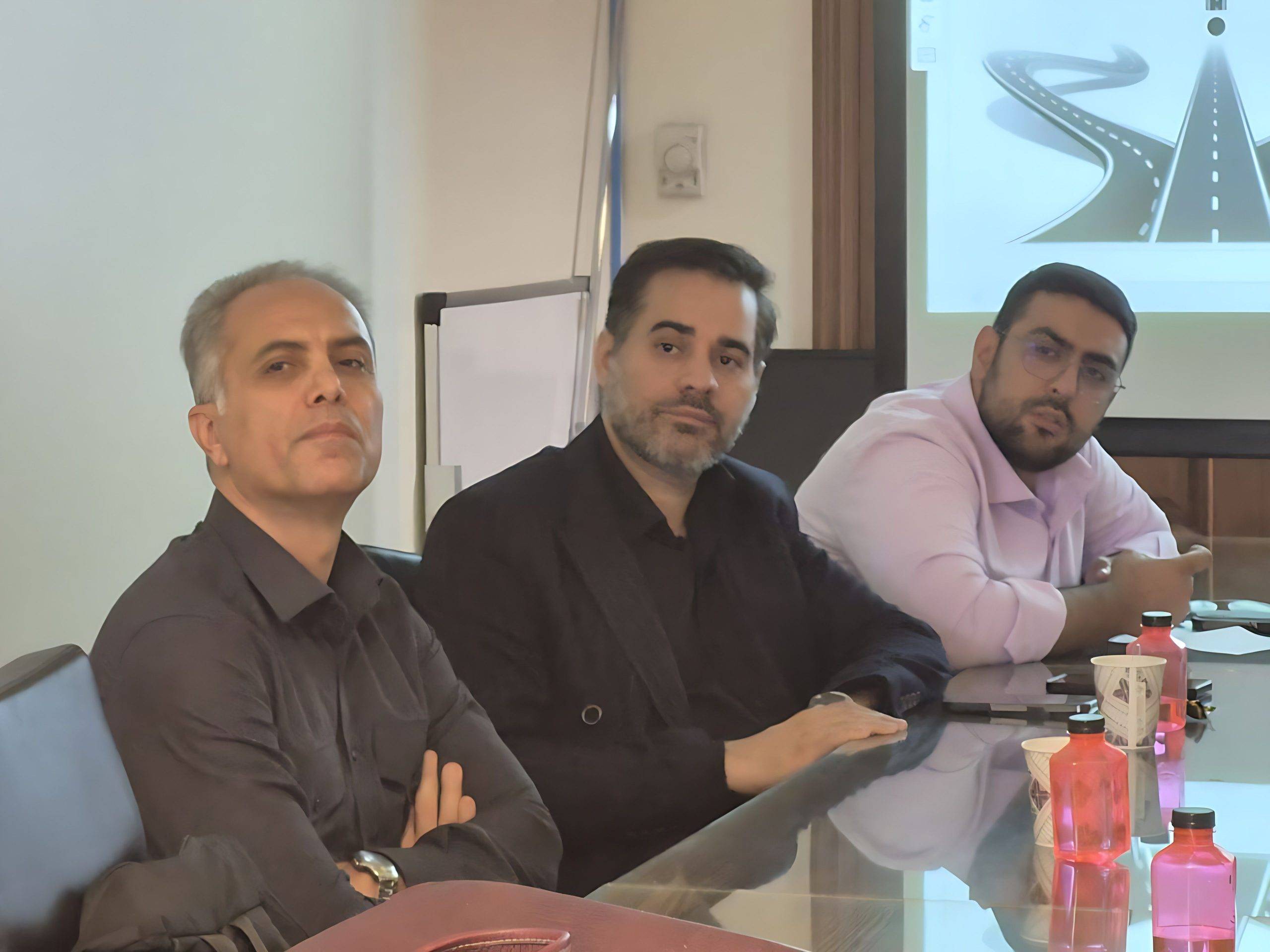 تصویری از تمرکز شرکت‌کنندگان در کارگاه تولید بدون کارخانه هنگام ارائه محتوای آموزشی