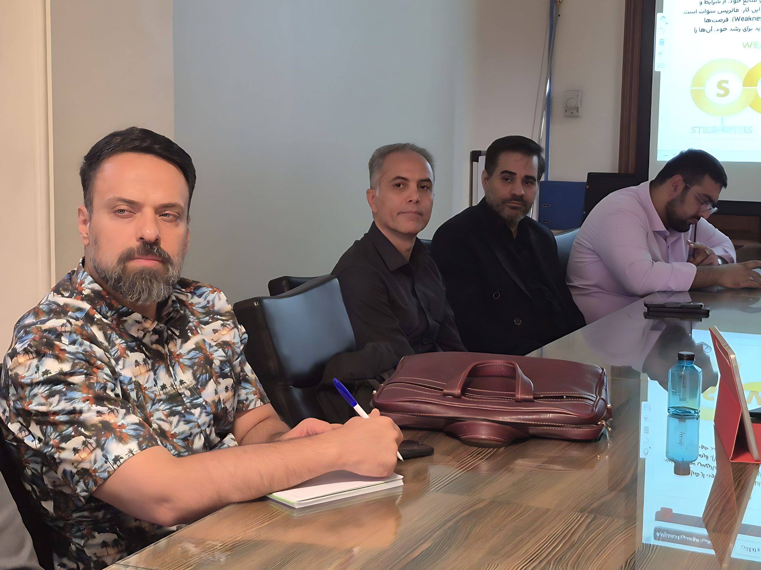 جمعی از شرکت‌کنندگان در کارگاه تولید بدون کارخانه در حال یادگیری مباحث آموزشی