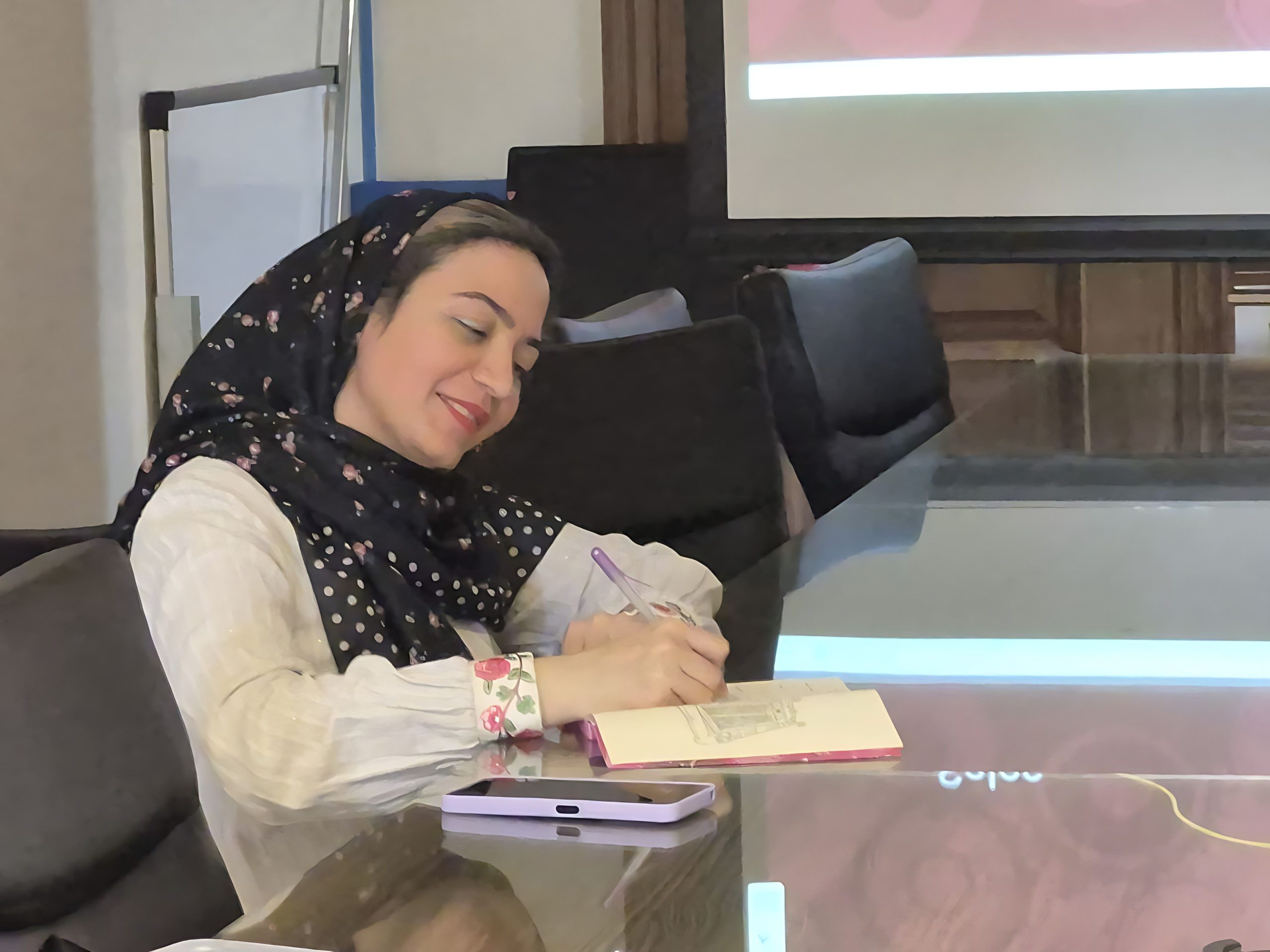 یادداشت‌برداری در کارگاه تولید بدون کارخانه توسط یکی از شرکت‌کنندگان