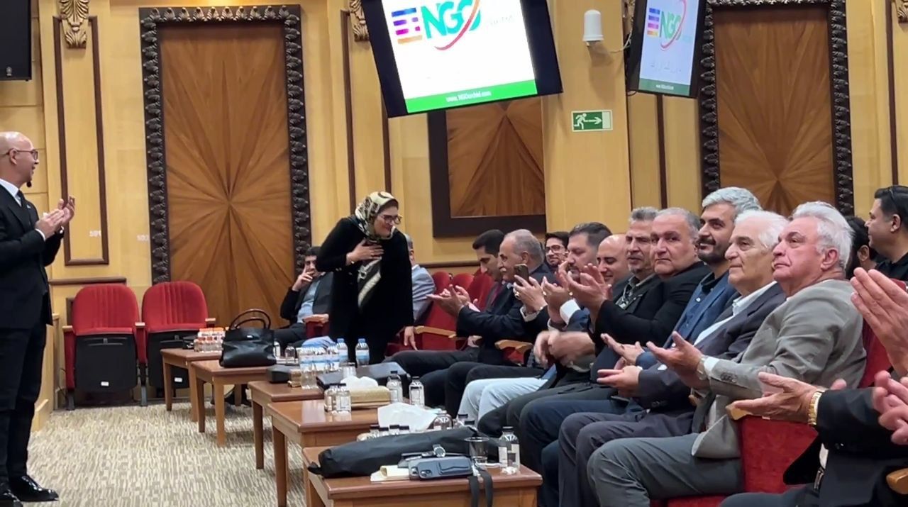 تقدیر از یکی از حاضران در سومین همایش تولید بدون کارخانه با حضور چهره‌های شاخص صنعتی